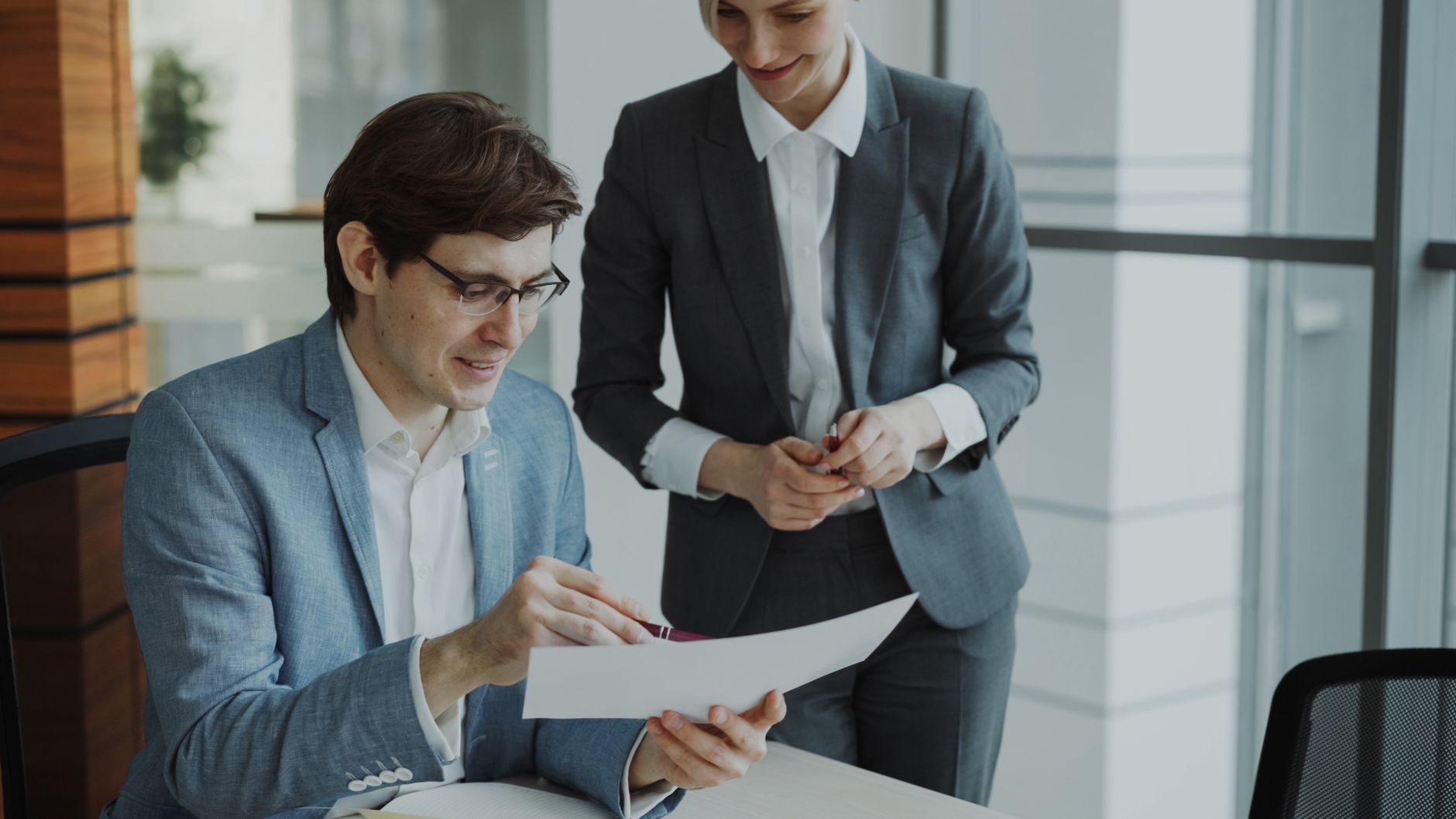Deux professionnels du droit examinant un document contractuel ensemble